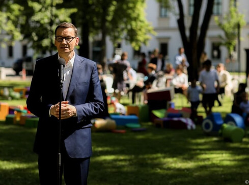 Pieniądze na dzieci i mieszkania. Rząd przedstawił szczegóły poli - grafika