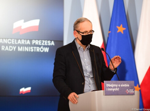 Wiemy, kiedy rząd wprowadzi obostrzenia. Minister zdradza plany - grafika