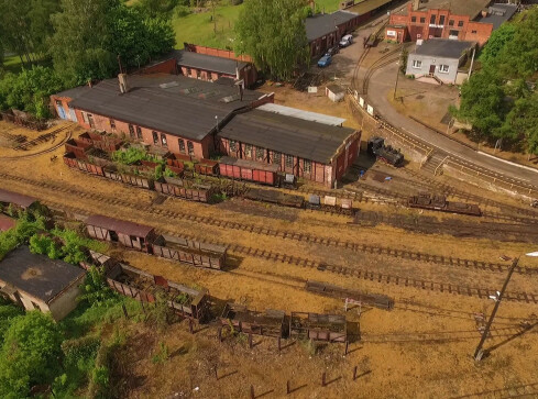 Wandale niszczą wąskotorówkę - grafika