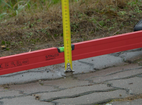 Droga i chodnik do sanktuarium w fatalnym stanie  - grafika