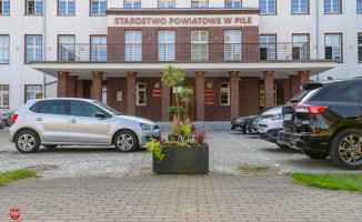 Więcej miejsc parkingowym pod starostwem 
