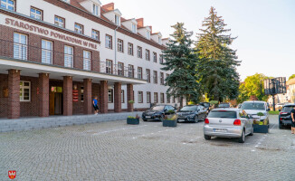 Więcej miejsc parkingowym pod starostwem 