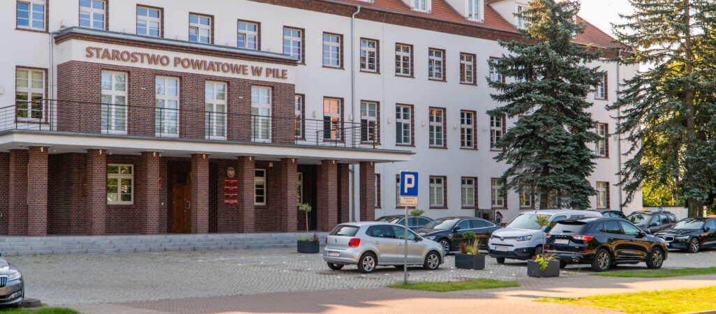 Więcej miejsc parkingowym pod starostwem 