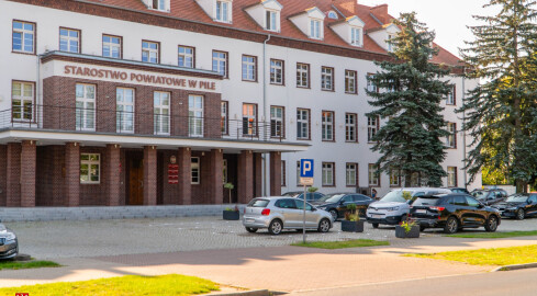 Więcej miejsc parkingowym pod starostwem  - grafika