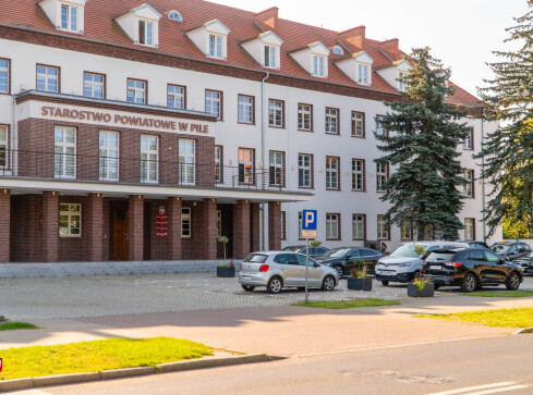 Więcej miejsc parkingowym pod starostwem  - grafika