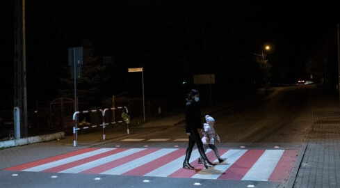 Podświetlone przejścia dla pieszych w powiecie  - grafika