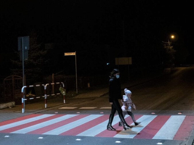 Podświetlone przejścia dla pieszych w powiecie  - grafika