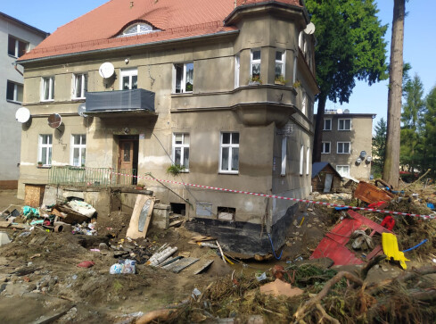 Czy tej powodzi można było zapobiec? Klimatolog odpowiada  - grafika