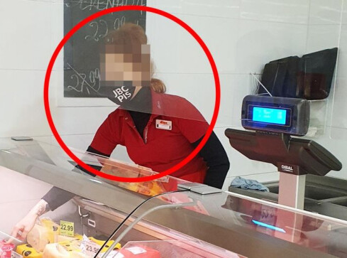 Ekspedientka sklepu z antyrządową maseczką  - grafika