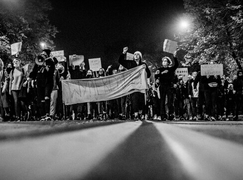 Czarny spacer. Ponad dwa tysiące ludzi na ulicach - ZDJĘCIA  - grafika