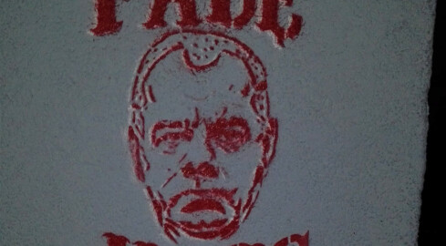 "Palę hajs" - kolejna grafika na pilskich murach  - grafika