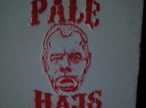 "Palę hajs" - kolejna grafika na pilskich murach  - grafika