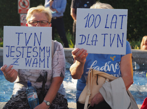 Ponad 300 osób protestowało przeciwko tzw. ustawie Lex TVN  - grafika