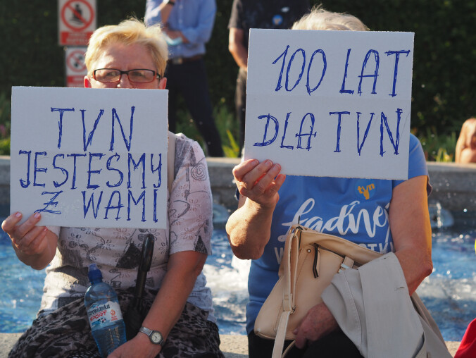Ponad 300 osób protestowało przeciwko tzw. ustawie Lex TVN  - grafika