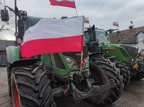 Traktory ruszyły, zablokowane drogi w regionie. Trwa protest rolnikó - grafika
