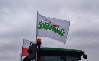 Traktory ruszyły, zablokowane drogi w regionie. Trwa protest rolników