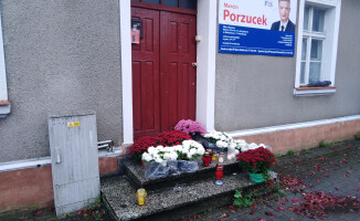 Chryzantemowe protesty pod biurami posłów PIS 