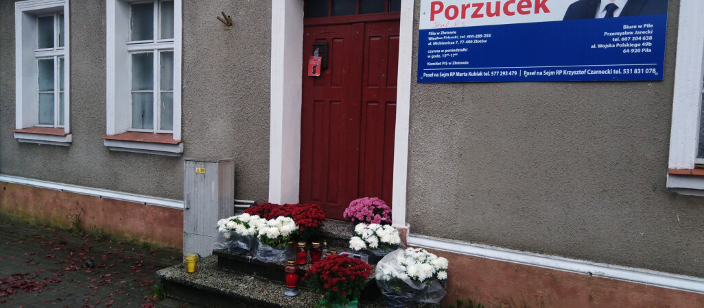 Chryzantemowe protesty pod biurami posłów PIS