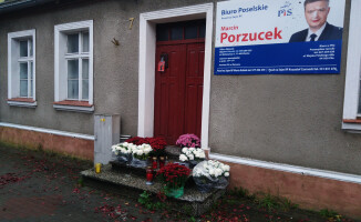 Chryzantemowe protesty pod biurami posłów PIS 