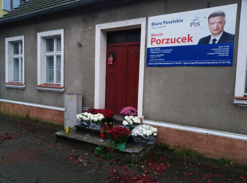 Chryzantemowe protesty pod biurami posłów PIS  - grafika