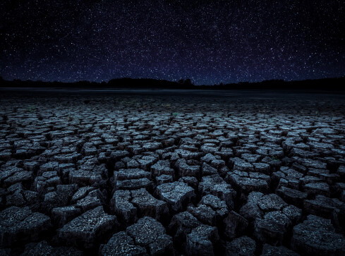 Księżycowy krajobraz po wyschniętym jeziorze  - grafika