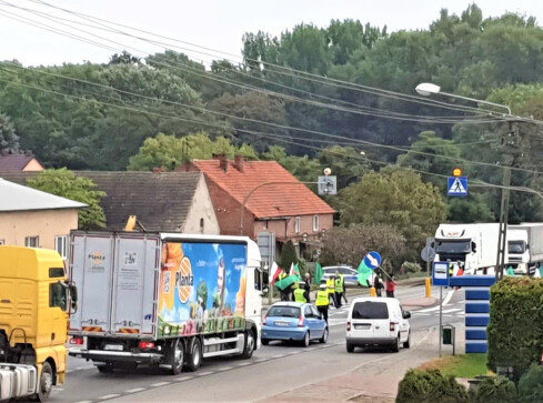 Rolnicy blokują drogi krajowe także u nas w regionie - ZDJĘCIA  - grafika