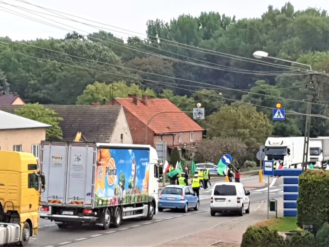 Rolnicy blokują drogi krajowe także u nas w regionie - ZDJĘCIA  - grafika