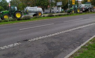 Rolnicy blokują drogi krajowe także u nas w regionie - ZDJĘCIA 