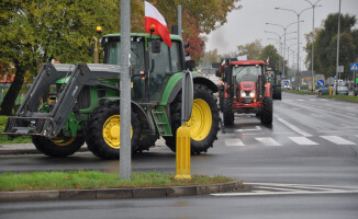 Protest rolników, wylewali gnojówkę pod biurami poselskimi