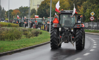 Protest rolników, wylewali gnojówkę pod biurami poselskimi