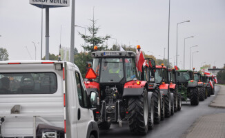 Protest rolników, wylewali gnojówkę pod biurami poselskimi