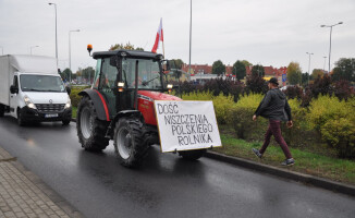 Protest rolników, wylewali gnojówkę pod biurami poselskimi