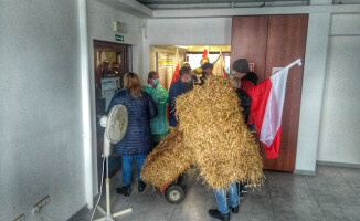 Protest rolników, wylewali gnojówkę pod biurami poselskimi