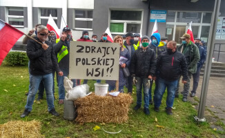 Protest rolników, wylewali gnojówkę pod biurami poselskimi