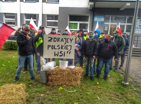 Protest rolników, wylewali gnojówkę pod biurami poselskimi - grafika