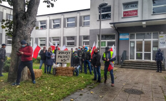 Protest rolników, wylewali gnojówkę pod biurami poselskimi