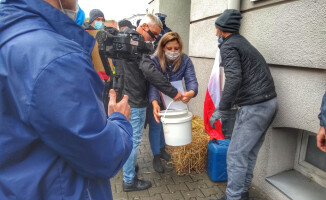 Protest rolników, wylewali gnojówkę pod biurami poselskimi