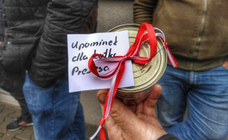 Protest rolników, wylewali gnojówkę pod biurami poselskimi