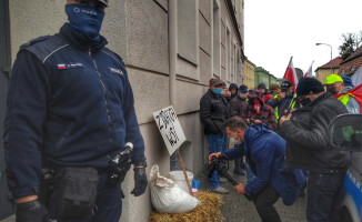 Protest rolników, wylewali gnojówkę pod biurami poselskimi
