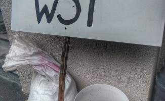 Protest rolników, wylewali gnojówkę pod biurami poselskimi