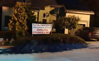 Protest rolników, wylewali gnojówkę pod biurami poselskimi