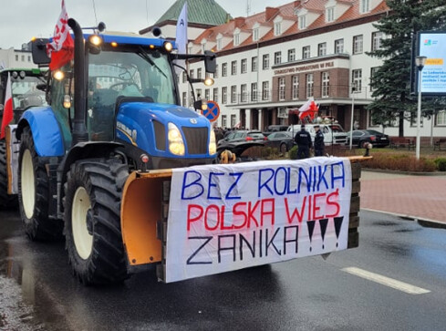 Rolnicy zablokowali drogi. Protestowali przeciwko drożyźnie  - grafika