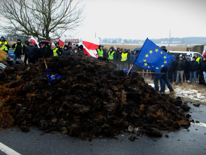 Wysypali obornik na drogę, zniszczyli też flagę unijną - VIDEO  - grafika