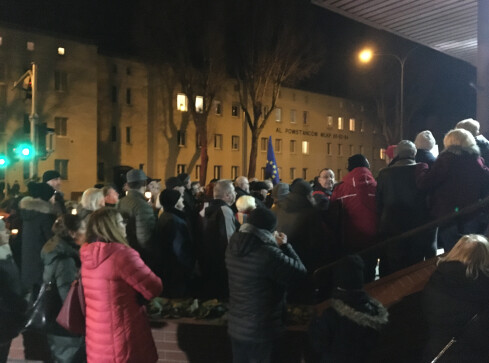 Trwa protest przed Sądem Rejonowym w Pile [ZDJĘCIA] - grafika