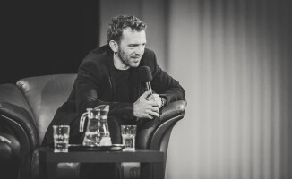 Aktor Piotr Głowacki gościem Salonu Kulturalnego [GALERIA]