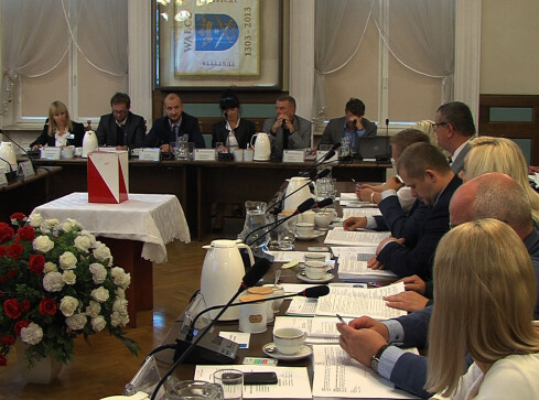 Sesja w Wałczu. Nie obyło się bez uszczypliwości i ostrej wymiany  - grafika