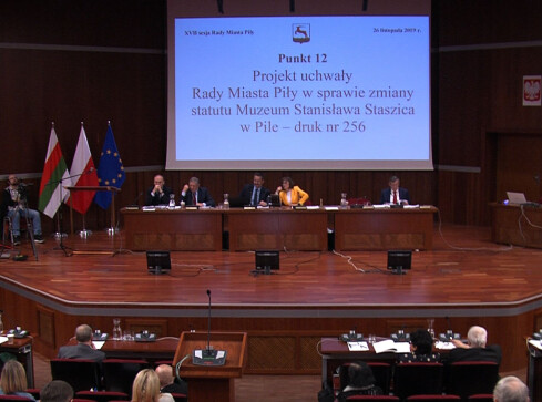 Podczas sesji dyskutowano o oszczędnościach  - grafika