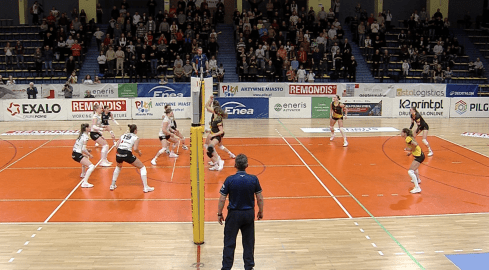 Pilskie siatkarki z pewnym zwycięstwem  - grafika