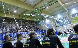 Pilanie wysoko zwyciężają przy ogłuszającym dopingu 