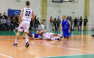 Pilanie wysoko zwyciężają przy ogłuszającym dopingu 